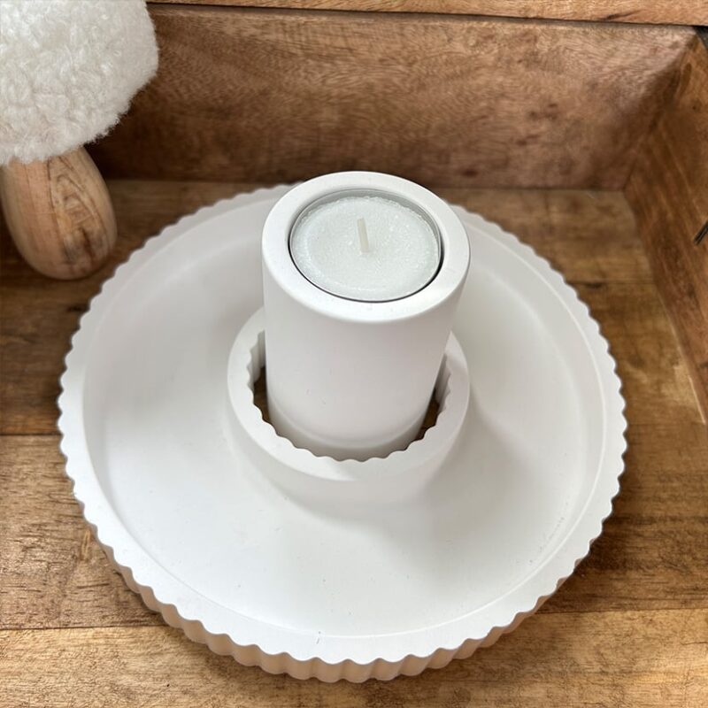 Geriffelter Dekoteller mit Kerzenhalter