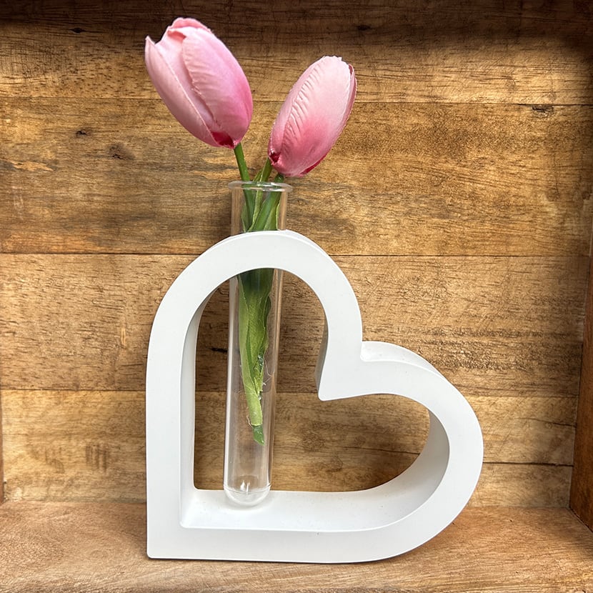 traumstueck_keramikkunst_dekoration_handgemacht_solingen_produkte_herzvase-weiss.jpg Weiße Herzvase aus Gießkeramik mit Tulpen, handgefertigt in der Traum-Stück Manufaktur in Solingen