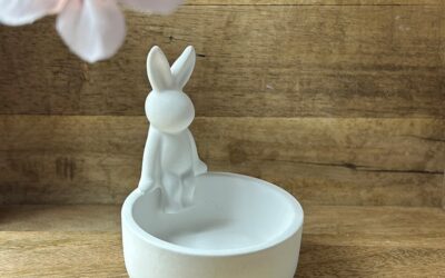 Osterdeko mit Gießkeramik – Hase auf runder Schale für den Frühling