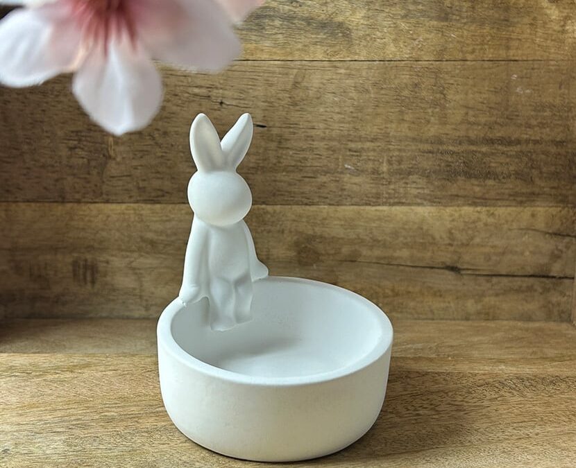 Osterdeko mit Gießkeramik – Hase auf runder Schale für den Frühling