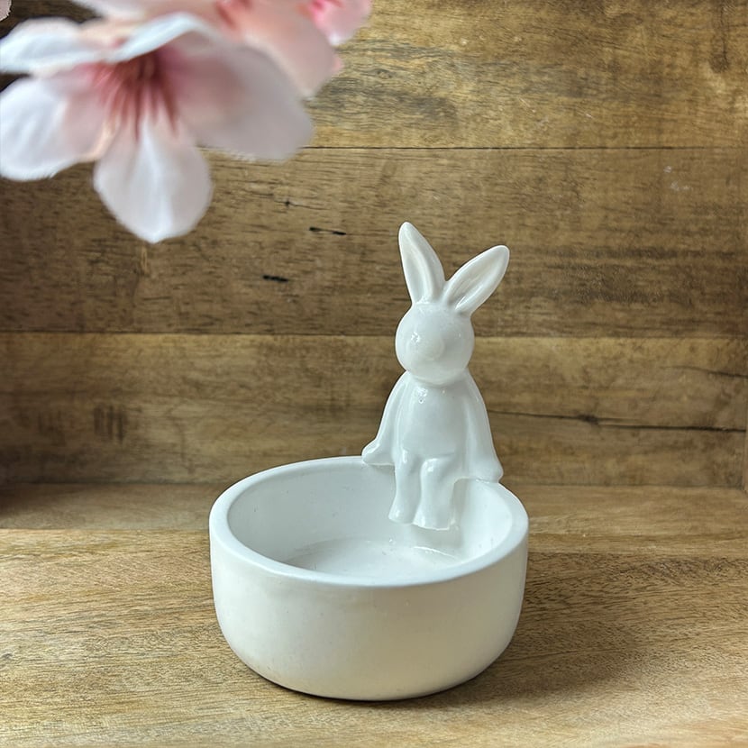 Hase auf runder Schale aus weißer Gießkeramik – liebevoll handgefertigte Dekoration für Frühling und Ostern