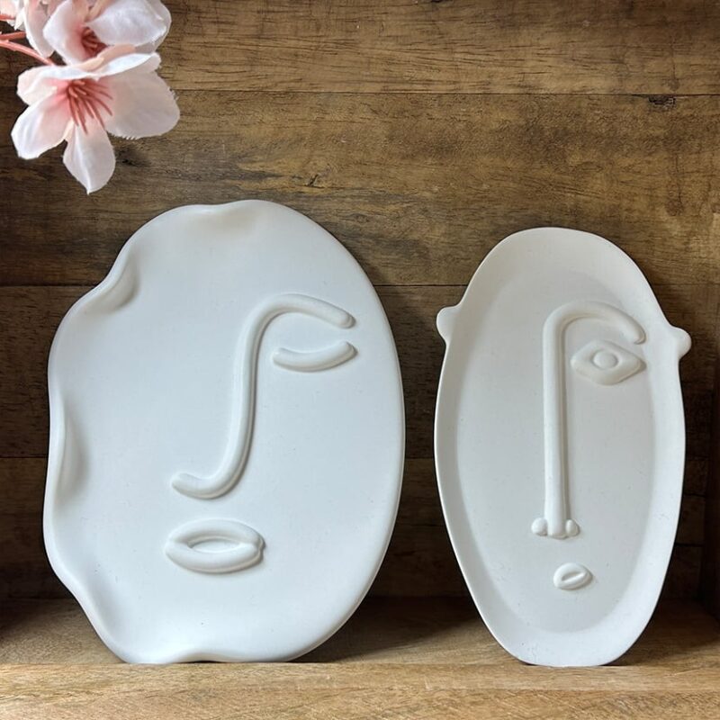 Relief-Gesichtsschalen im 2er Set aus weißer Gießkeramik – abstrakte Kunst in stilvoller Form