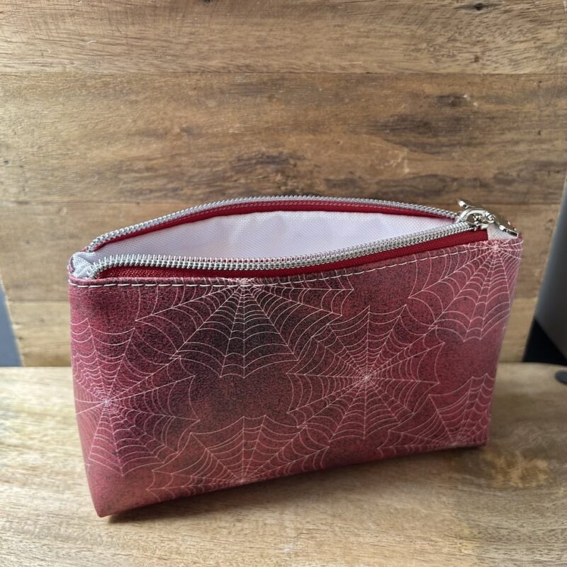 Keramikkunst aus Gießkeramik, handgefertigt in Solingen (Art.TSL-0022-KOSMETIKTASCHE-HALLOWEEN-SPINNENNETZ-PINK)