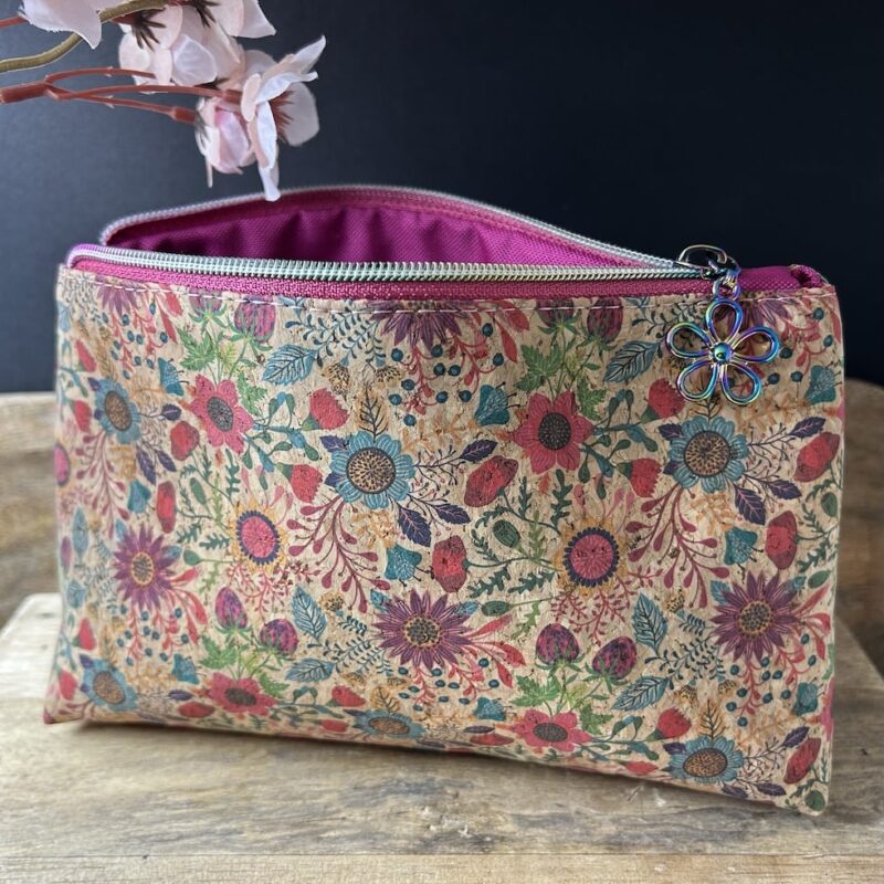 Keramikkunst aus Gießkeramik, handgefertigt in Solingen (Art.TSL-0023-KOSMETIKTASCHE-KORKSTOFF-FLORAL-PINK)